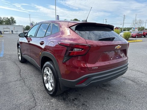 Used 2025 Chevrolet Trax LS w/ LS Convenience Package image 5