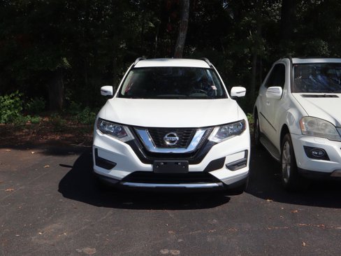 Used 2017 Nissan Rogue SV image 2