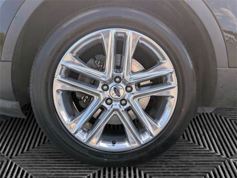 Used 2017 Ford Explorer XLT w/ Equipment Group 202A image 9