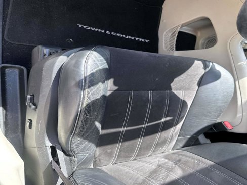 Used 2015 Chrysler Town & Country Limited w/ Trailer Tow Group image 9