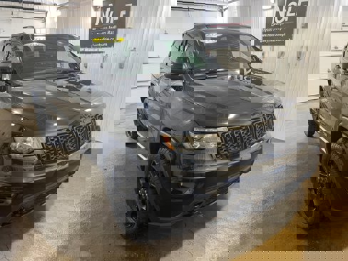 Used 2018 Jeep Grand Cherokee Laredo image 2