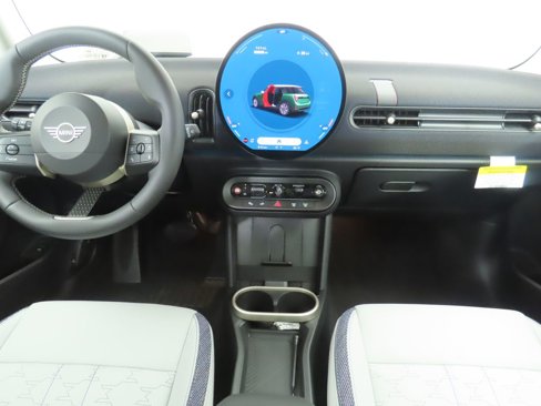 Used 2025 MINI Cooper 4-Door Hardtop image 14