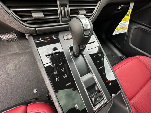 Used 2025 Porsche Macan image 21