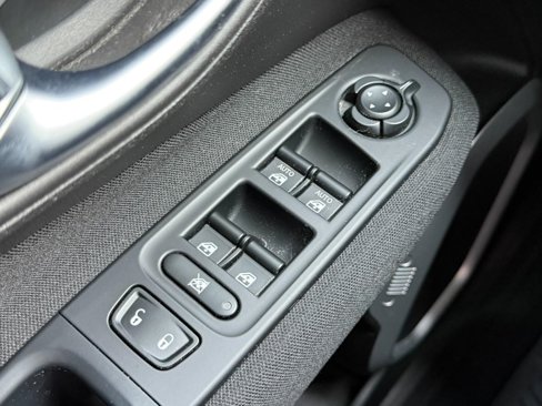 Used 2018 Jeep Renegade Latitude w/ Advanced Technology Group image 19
