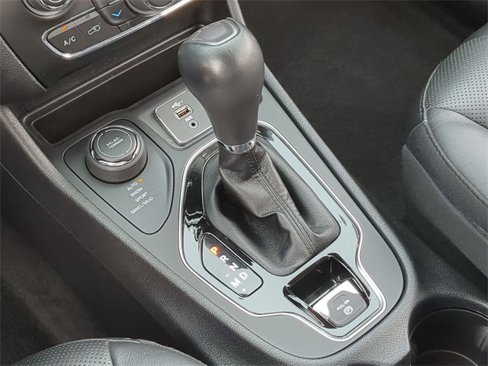 Used 2020 Jeep Cherokee Limited image 30