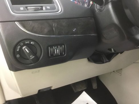 Used 2014 Chrysler Town & Country Touring image 25