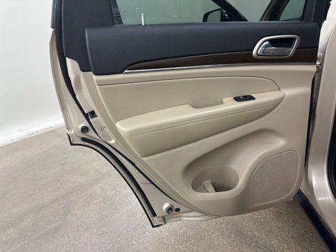 Used 2015 Jeep Grand Cherokee Limited w/ Luxury Group II image 27
