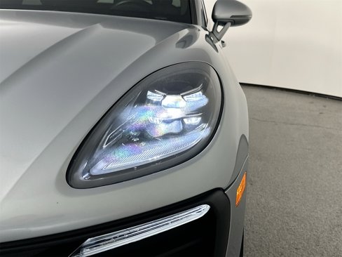 Certified 2022 Porsche Macan image 15