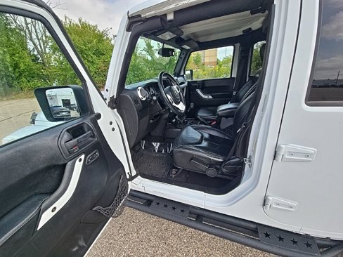 Used 2014 Jeep Wrangler Unlimited Sahara image 24