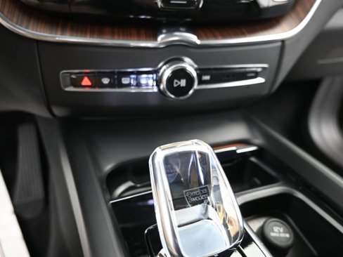 Certified 2023 Volvo XC60 B5 Ultimate w/ Protection Package Premier image 23