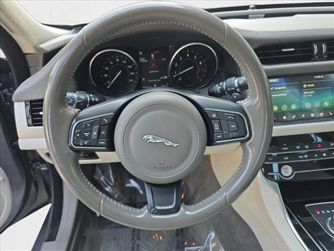 Used 2020 Jaguar XF Premium image 17