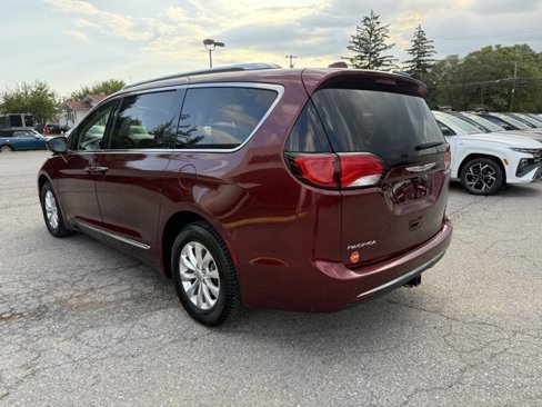 Used 2018 Chrysler Pacifica Touring-L Plus image 5