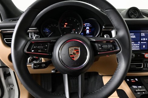 Certified 2025 Porsche Macan image 9