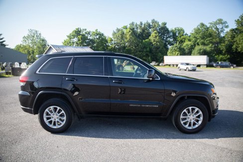 Used 2021 Jeep Grand Cherokee Laredo image 2