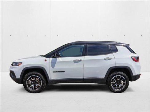 Used 2024 Jeep Compass Trailhawk image 8
