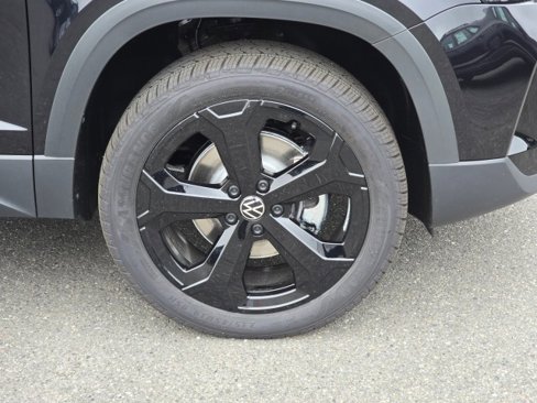 New 2025 Volkswagen Taos SE image 2