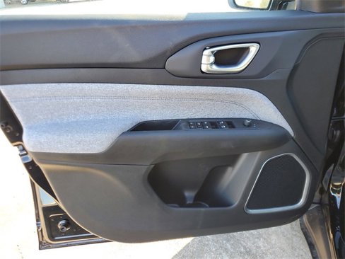New 2025 Jeep Compass Latitude image 17