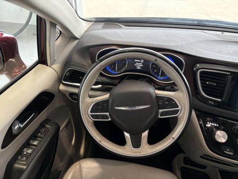 Used 2017 Chrysler Pacifica Limited image 11
