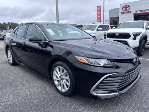 Certified 2022 Toyota Camry LE image 1
