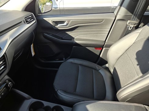 New 2025 Ford Escape SE image 9