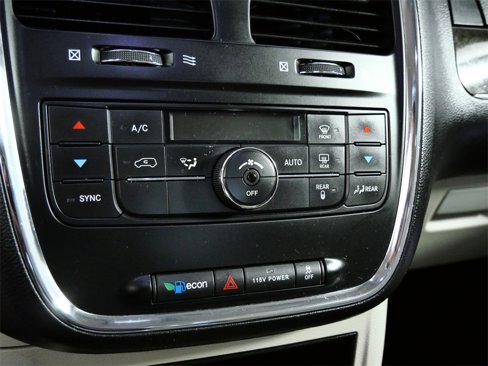 Used 2015 Chrysler Town & Country Touring-L image 19