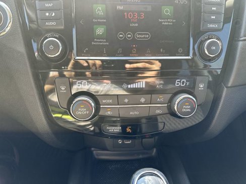 Used 2018 Nissan Rogue SV w/ Premium Package image 15