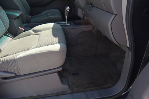 Used 2010 Nissan Frontier SE image 22