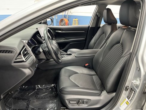 Used 2023 Toyota Camry SE image 4