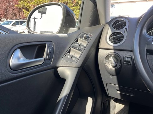 Used 2012 Volkswagen Tiguan SE image 23