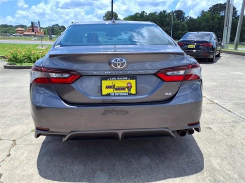 Used 2022 Toyota Camry SE image 3