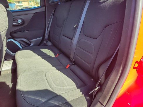 Certified 2018 Jeep Renegade Latitude w/ Safety & Security Group image 10