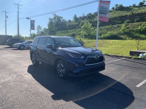 Used 2022 Toyota Highlander XLE image 2
