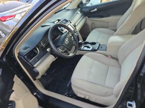 Used 2013 Toyota Camry L image 9
