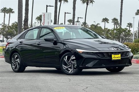 Used 2025 Hyundai Elantra Sport image 2