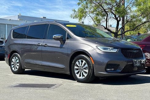 Used 2021 Chrysler Pacifica Limited w/ Uconnect Theater Family Group image 9