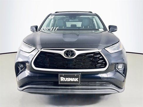 Used 2022 Toyota Highlander LE image 2