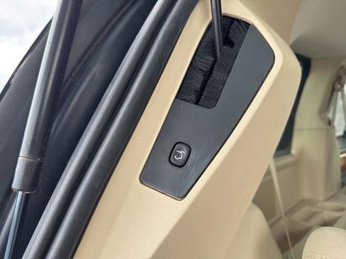 Used 2010 Chrysler Town & Country Limited w/ Entertainment Group #3 image 10