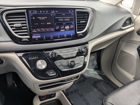 Used 2021 Chrysler Pacifica Touring-L image 23