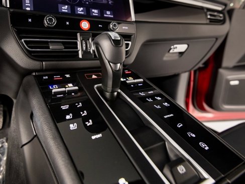 Certified 2025 Porsche Macan image 26