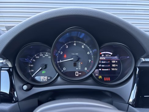 Certified 2025 Porsche Macan image 9