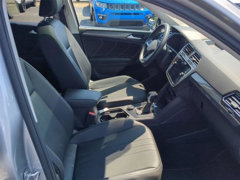 Used 2022 Volkswagen Tiguan SE w/ Panoramic Sunroof Package image 17