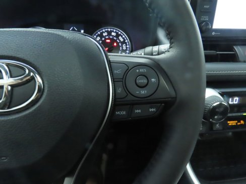 Used 2021 Toyota RAV4 XLE w/ Convenience Package image 12