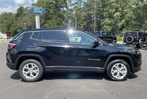 Used 2024 Jeep Compass Sport image 3