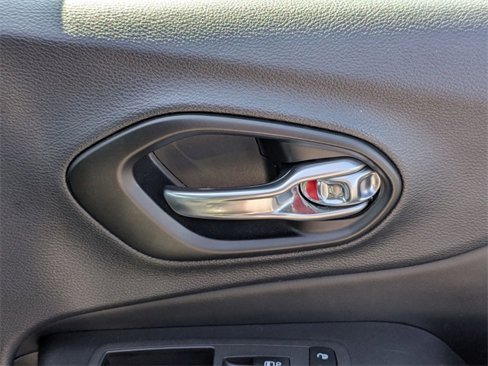 Used 2023 Jeep Cherokee Altitude Lux image 36