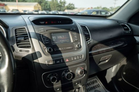 Used 2015 Kia Sorento LX image 19