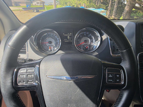 Used 2016 Chrysler Town & Country Limited image 13
