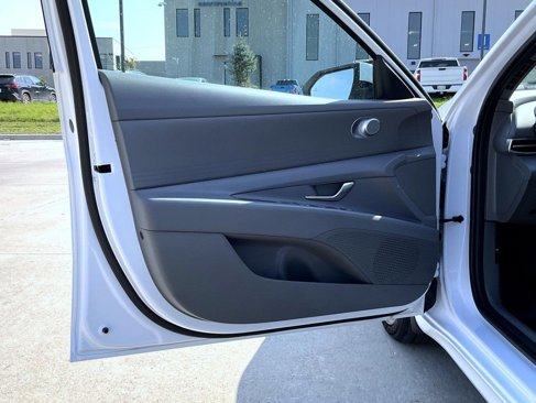 Certified 2025 Hyundai Elantra SE image 9