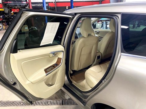 Used 2016 Volvo XC60 T5 Premier w/ Climate Package image 15