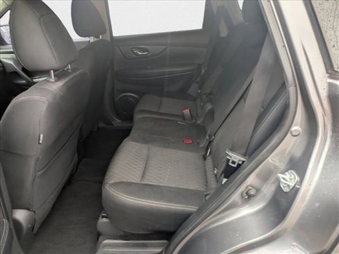 Used 2018 Nissan Rogue SV image 16