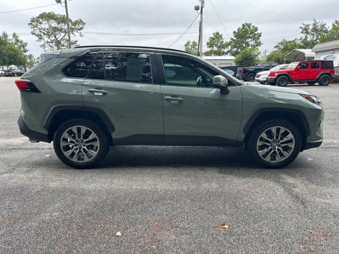 Used 2022 Toyota RAV4 XLE Premium image 6